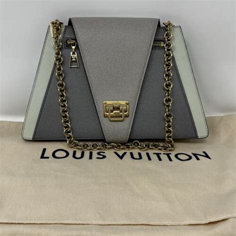 trapeze bag louis vuitton|LOUIS VUITTON Taiga Trapeze Gray Pistachio .